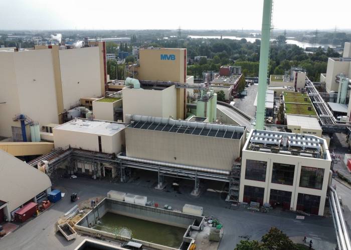 MVB-Gelände, rechts die Energiezentrale mit der verglasten Fassade